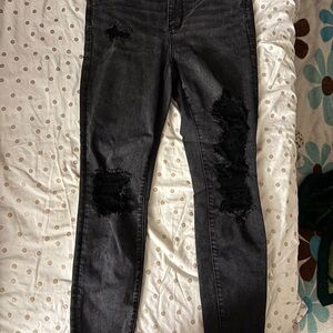 BLACK KNEE RIPPED SKINNY JEANS